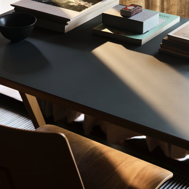 &Tradition Daystak Table RD2, Beech & Fenix ​​​​Nano Laminate - brukes i en stue som skrivebord